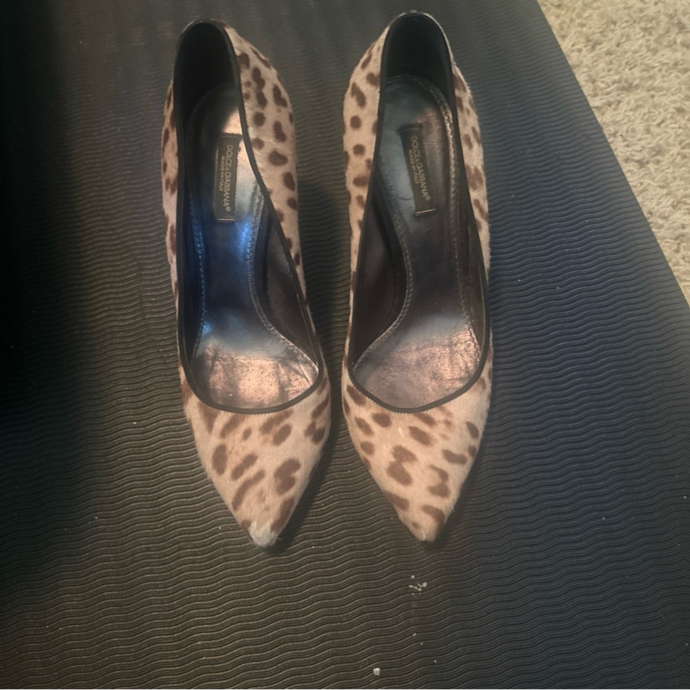 Dolce Gabbana Leopard Print Pointed-Toe Pumps in Tan and Black Size 8.5 39